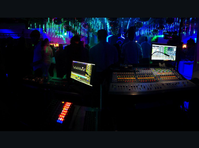 Consola de audio profesional en operación durante un show en vivo — TSM Audio y Luces